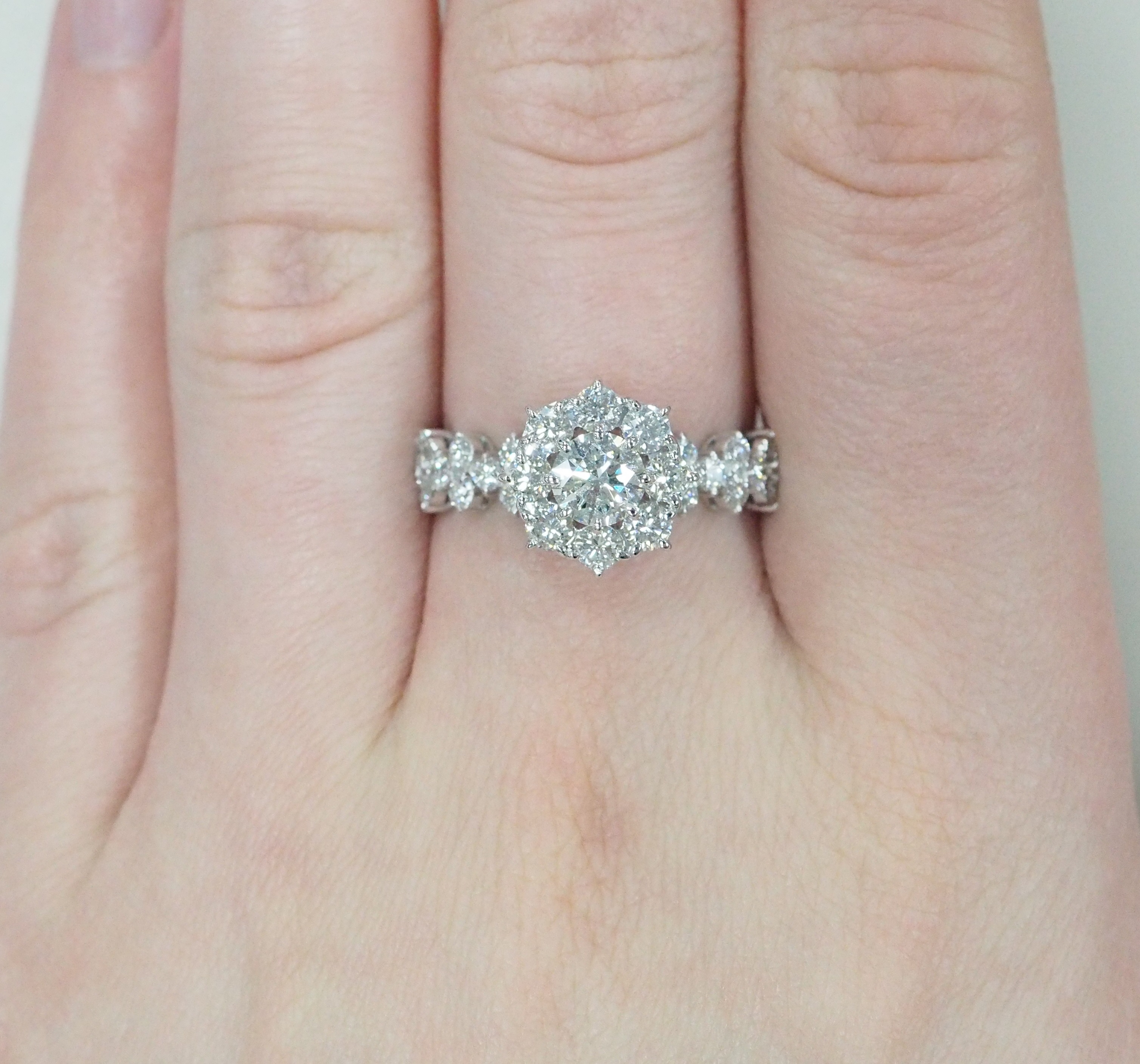 Кольцо из белого золота с бриллиантами